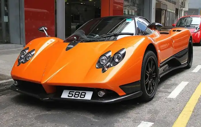 Pagani Zonda F разбили в Гонконге