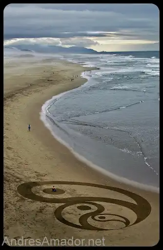 Работы на песке художника Andres Amador (25 фотографий)