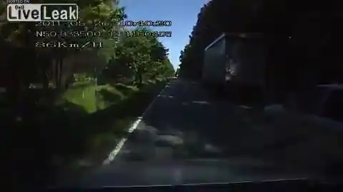 Сумасшедшая авария на узкой дороге