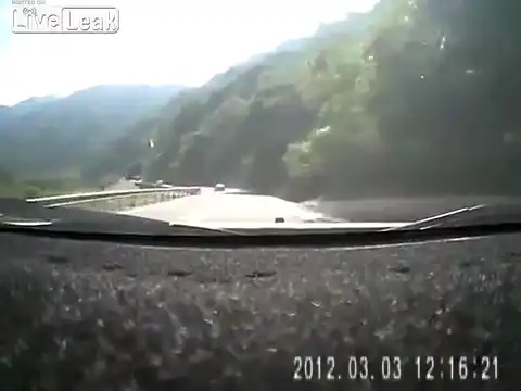Столкновение машин на горной дороге....