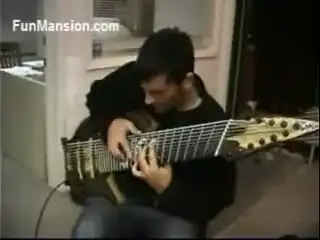 Марио на бас гитаре