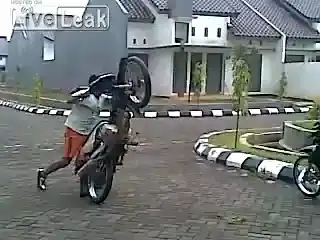 Неудачный трюк на мотоцикле...