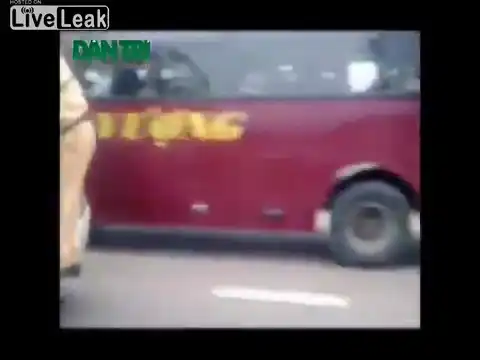 Полицейский пытается остановить автобус