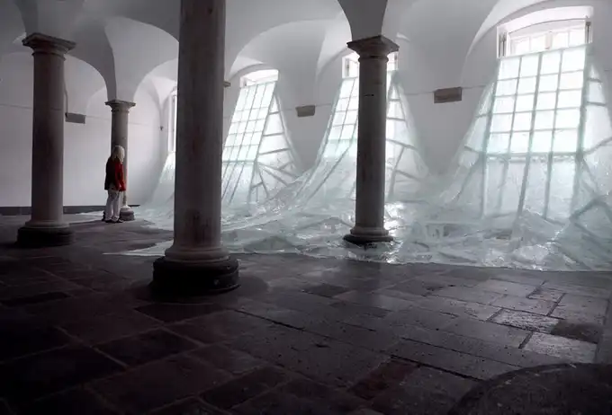 Стеклянный потоп от Baptiste Debombourg (11 фотографий)