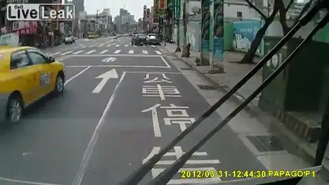 Два скутера врезались в такси