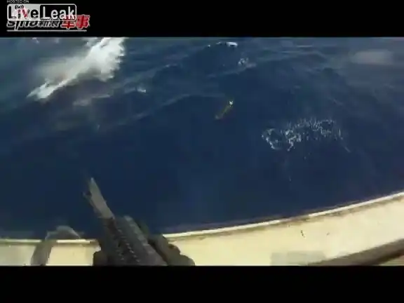 Охранники корабля стреляют по сомалийским пиратам