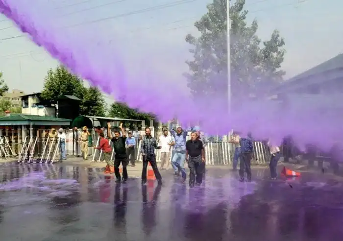 Цветная вода для демонстрантов