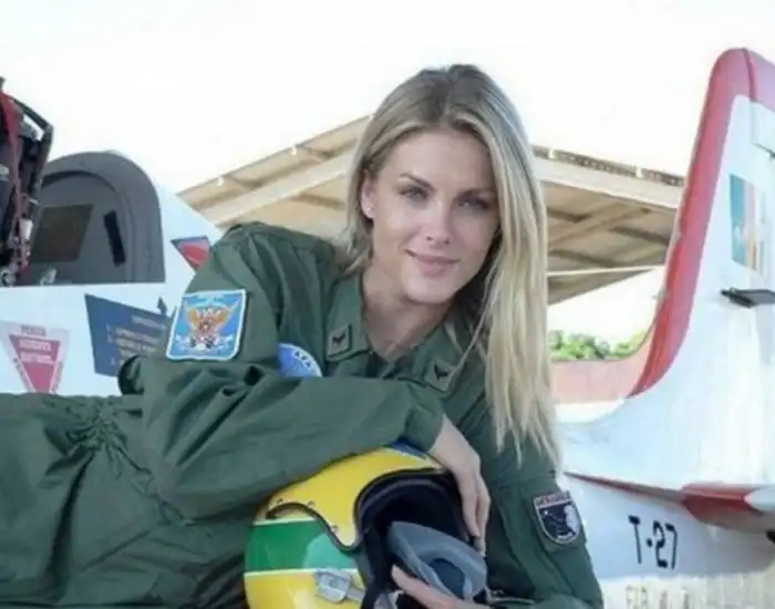 Девушки и самолеты