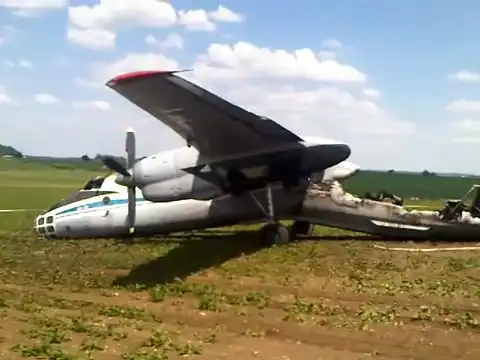 Российский военный самолет Ан-30 не пережил жесткой посадки и пожара в Чехии.