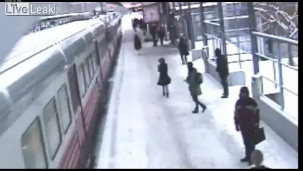 Человек толкнул приятеля под поезд