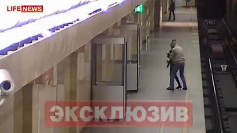 Мужчина столкнул работницу метро на рельсы (ВИДЕО)