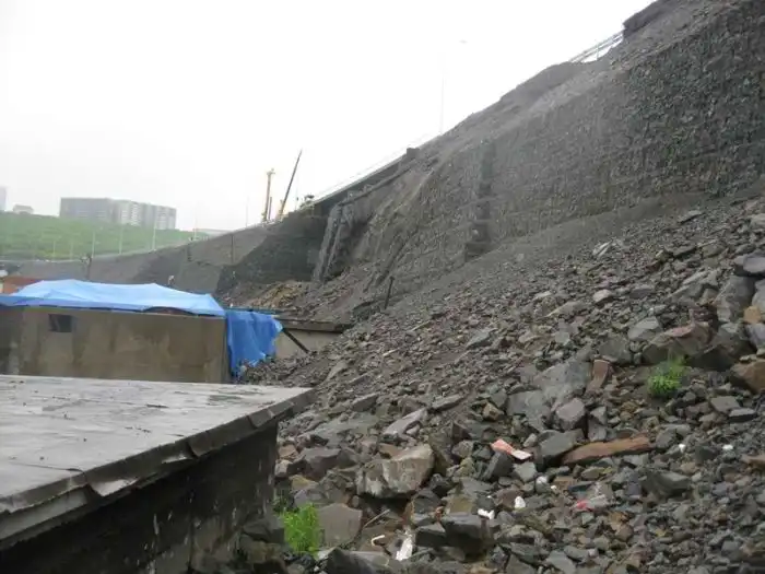 Обрушение габионной стены во Владивостоке