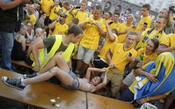 FEMENистки облили шведов пивом и показали грудь