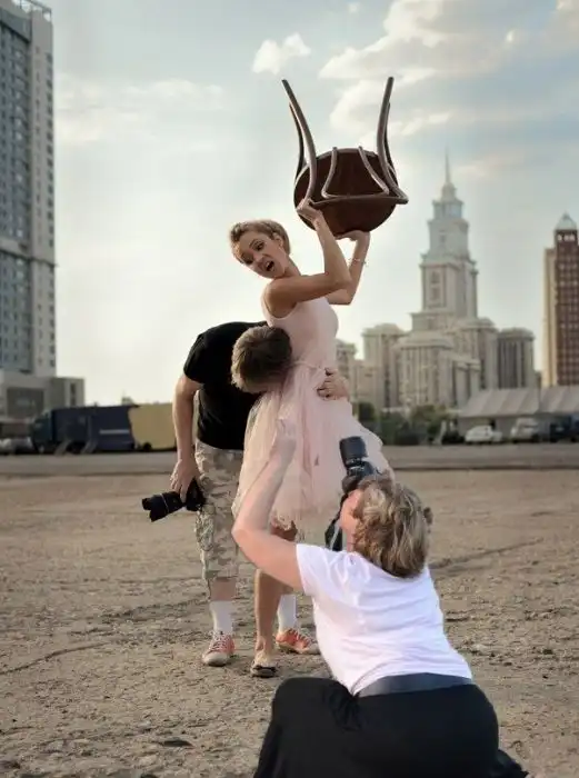 Фотожаба: Фотограф и девушка со стулом