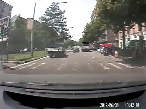 Пешеходу очень повезло не попасть под колеса