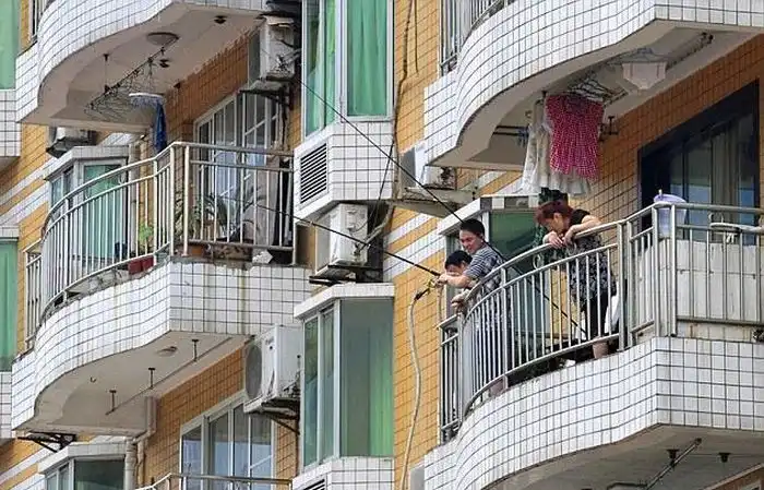 Что делают эти парни на балконе?