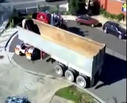Невероятное мастерство водителя грузовика