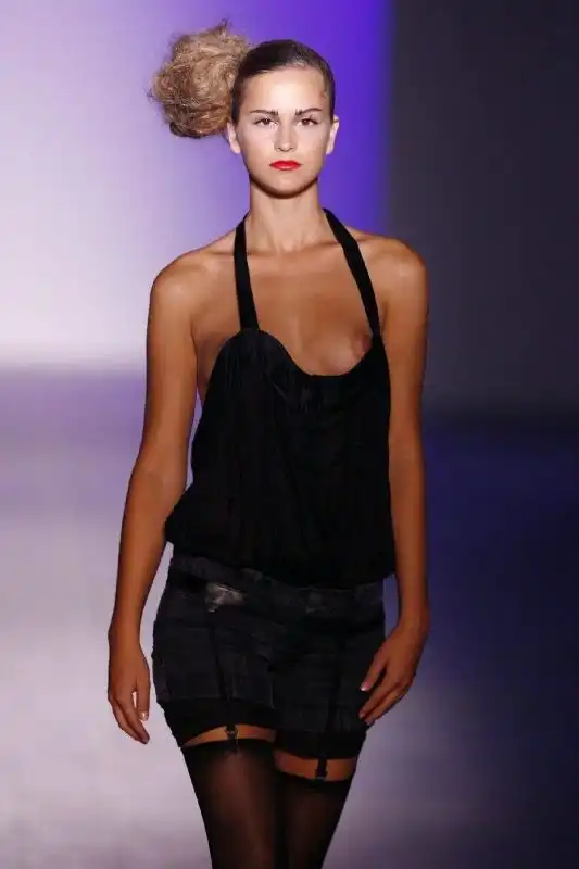 Бюстгальтеры сейчас не в моде (16+)