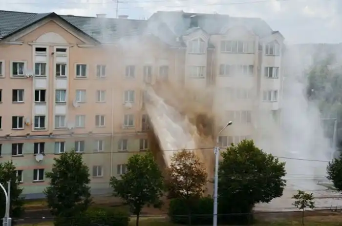 Струя кипятка затопила квартиры в Минске