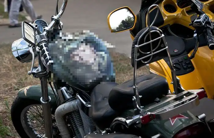 Крутая аэрография мотоцикла: "В бой идут одни старики"