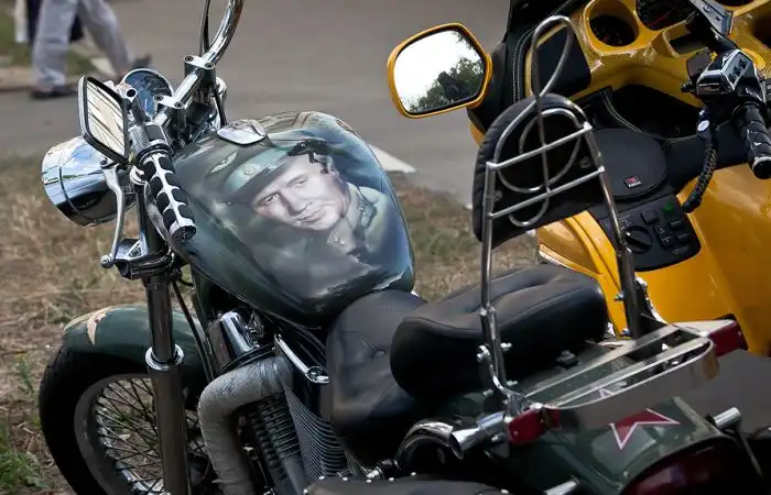 Крутая аэрография мотоцикла: "В бой идут одни старики"