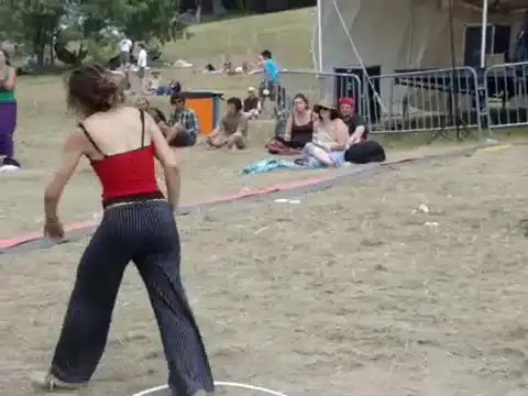 Очень крутой танец девушки с обручем на фестивале