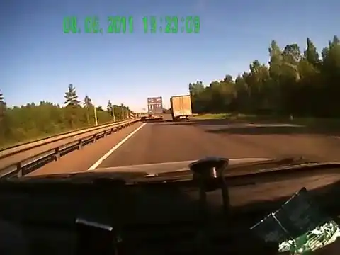 Водитель грузовика не заметил автомобиль с регистратором
