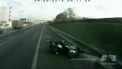 Мотоциклисту очень повезло, что не погиб под колесами авто