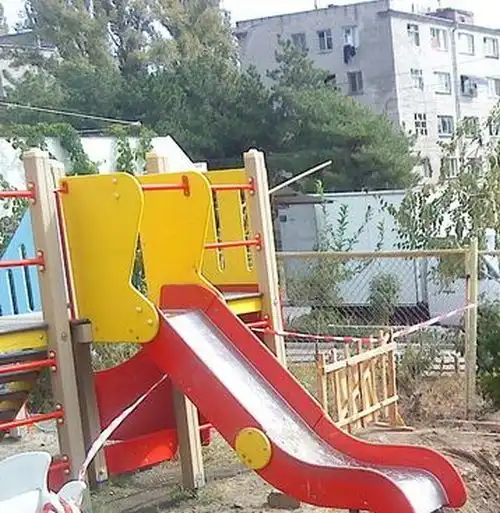 Суровая детская площадка
