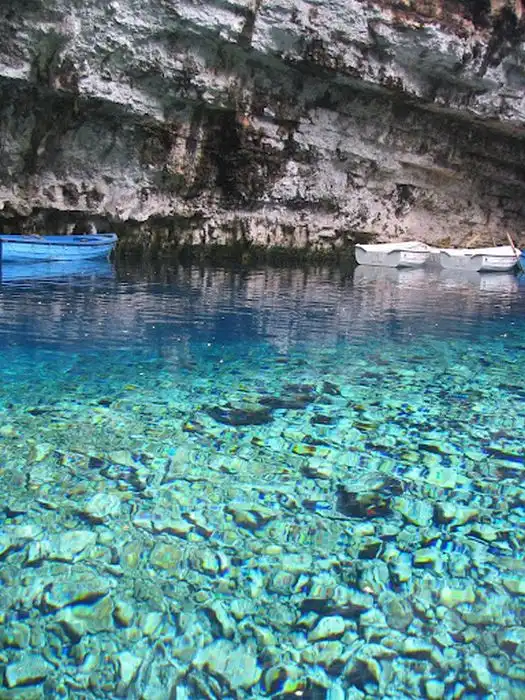 Сказочная пещера Мелиссани в Греции