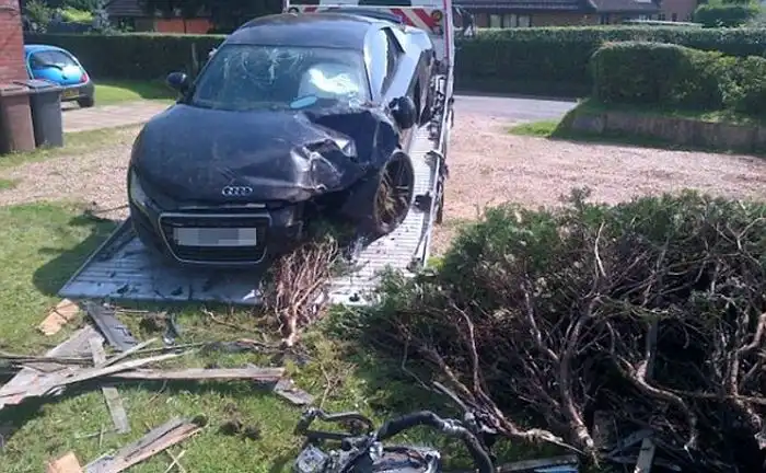 Неожиданная авария Audi R8 в частном секторе
