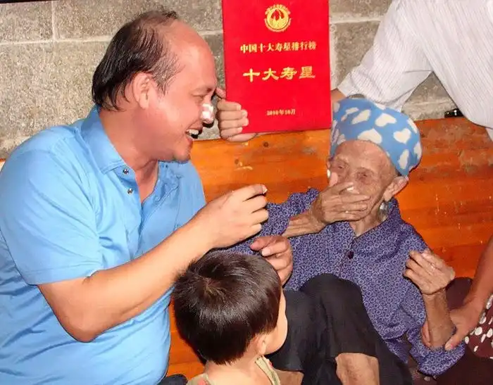 Долгожительница из Китая отметила 127й день рождения!