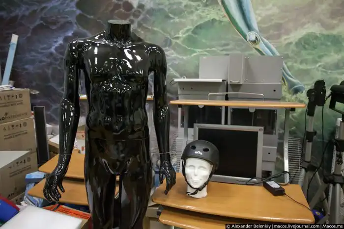 Первый в мире человекоподобный робот
