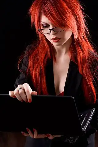 С цветными волосами.