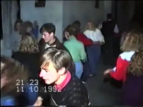 Молодежь отрывается в ночном клубе в 1992 году