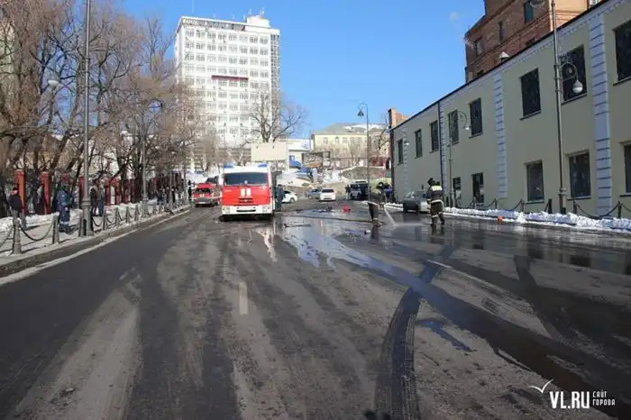 Мощный взрыв внедорожника Land Cruiser в центре Владивостока