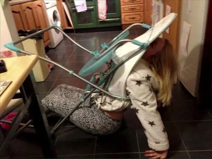 Детский стул превратился в капкан для пьяной мамаши