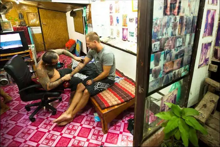 Как делают татуировки "bamboo" в Таиланде