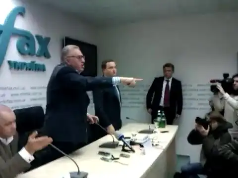 Журналистка закидала Жириновского квашеной капустой