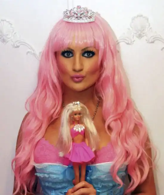 Девушка, одержимая красотой куклы Барби
