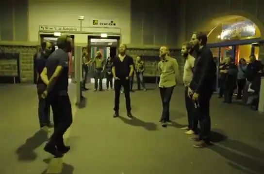 Уличная группа решила удивить посетителей метро