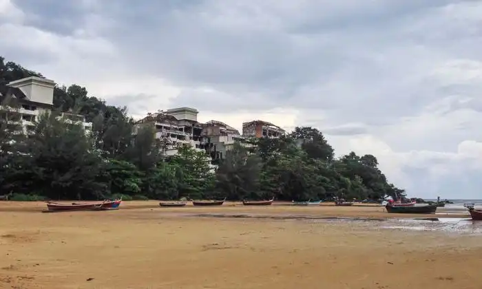 Заброшенный шикарный отель на берегу острова Пхукет