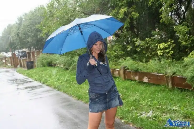 Девушка под дождём (15 фото)