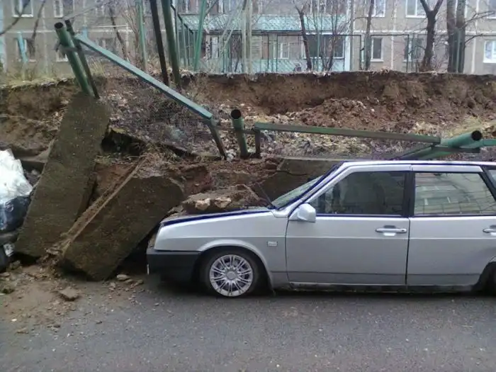 Стена детской площадки раздавила автомобили в Перми