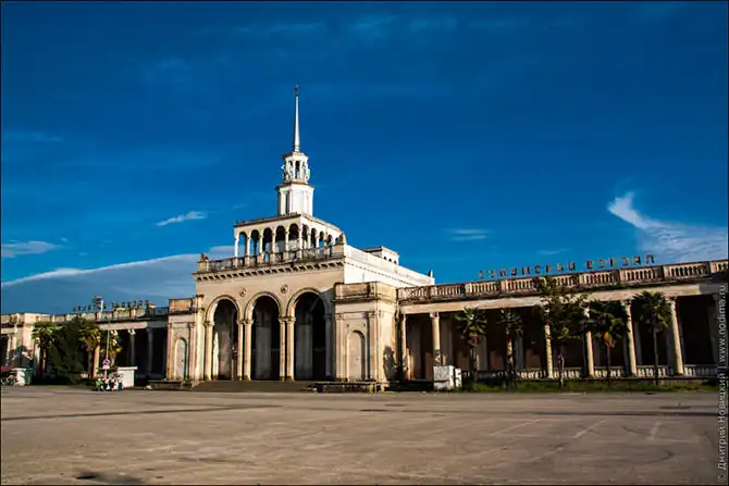 Заброшенные здания и разруха в Абхазии