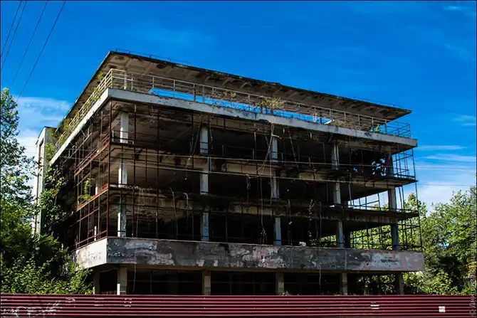 Заброшенные здания и разруха в Абхазии