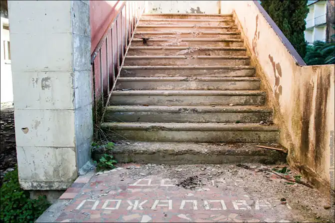 Заброшенные здания и разруха в Абхазии