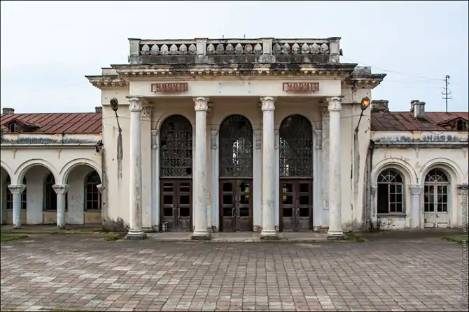 Заброшенные здания и разруха в Абхазии