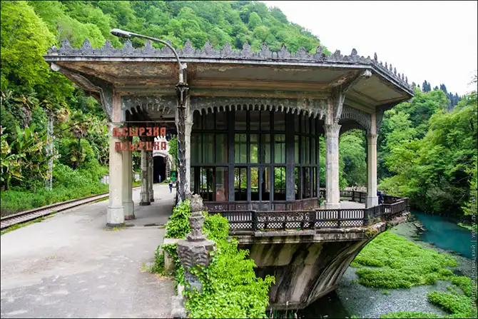 Заброшенные здания и разруха в Абхазии