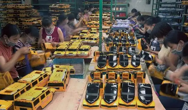 Трудовые будни - китайская фабрика игрушек